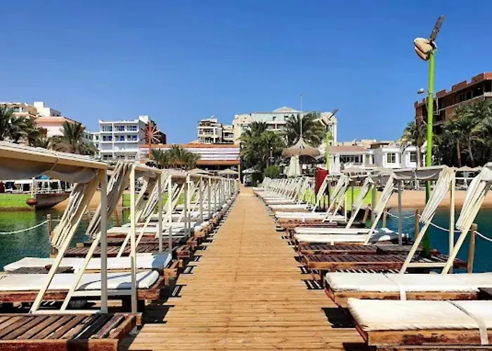 Cozy 1br Pool View Steps From The * الغردقة